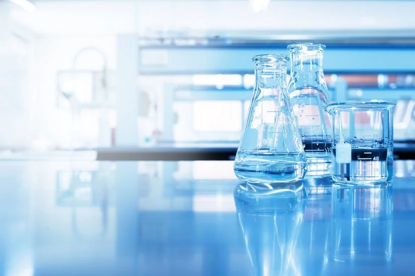 Labor, Glasbehälter mit Flüssigkeiten