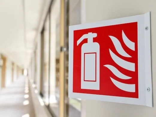 Jährliche Unterweisung Brandschutz: Feuerlöscher-Hinweisschild