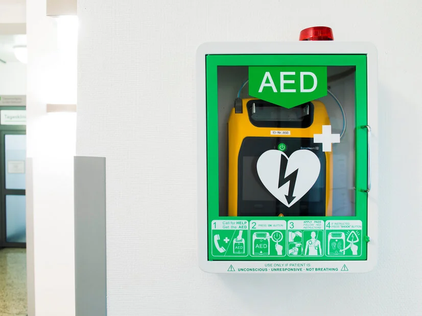 Notfallmanagement, Erste Hilfe: Defibrillator